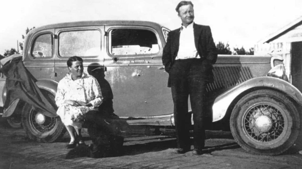 bonnie and clyde outside ford car