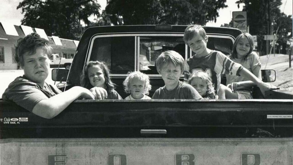 kids in back of pickup truck